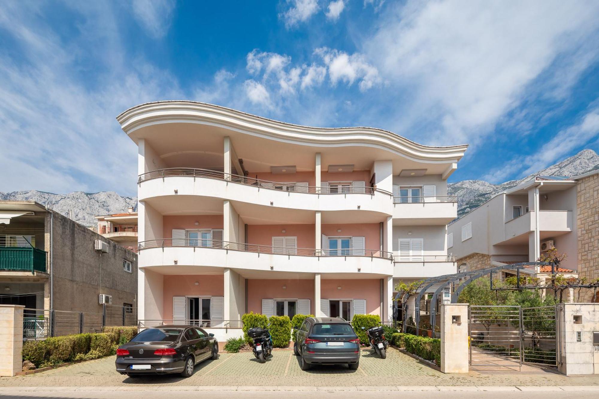 Brkic Apartments With Private Parking Makarska Eksteriør billede